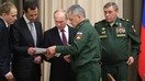 Россия президенти Владимир Путин (ўртада) Сурия президенти Башар Асад (ўнгда) ва Россия мудофаа вазирлиги ҳамда Россия ҳарбий штабининг юқори лавозимли шахслари билан учрашмоқда, ўтган йилнинг 20 ноябри. (Кремль)