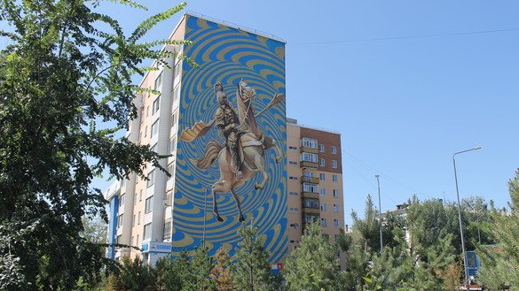 A mural based on a sketch by Dmitry Levochkin achieves a 3D effect by using an "optical graphic" as the background in Astana August 14. The work depicts a descendant of Genghis Khan. [Aydar Ashimov]