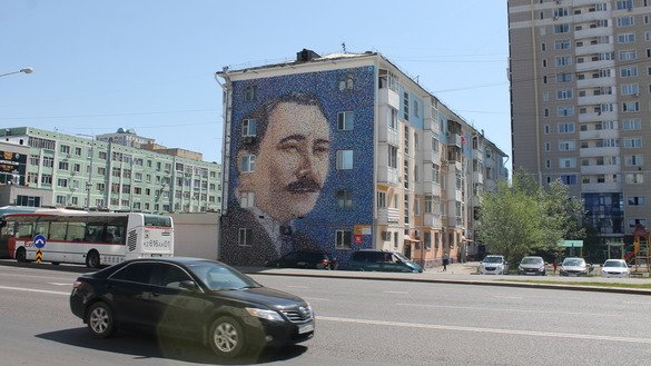 Saken Seifullin, a Kazakh poet and writer (1894-1939), is shown in an Astana mural photographed August 14. [Aydar Ashimov]