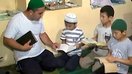 Преподаватель проводит занятия в незаконной исламской школе. Скриншот с узбекского официального телеканала.