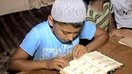 Ученик изучает Коран в незаконной исламской школе. Скриншот с узбекского официального телеканала.