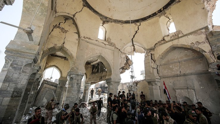 Iroqning Mosul shahrida joylashgan Al-Nuriy masjididagi Iroq harbiylari, 2017-yil, 2-iyul. Abu Bakr Al-Bag‘dodiy 2014-yilda bu yerda ID rahbari sifatida ilk bor nutq so‘zlagan edi. 2017-yilning 23-iyun kuni Iroq harbiylari binoni qurshab olganida ID qadimgi minorali masjidni portlatib, uni yer bilan yakson qilgan. (Ahmad al-Ruboiy/AFP)