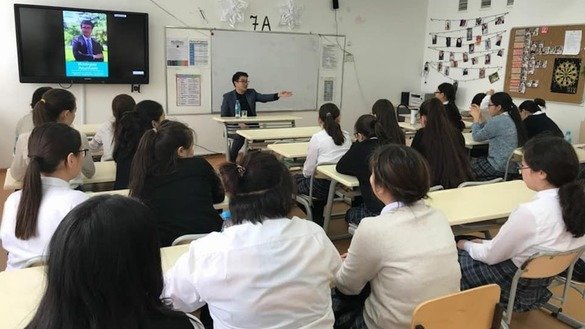 Iste’dodli qizlar uchun mo‘ljallangan “Bilim-innovatsiya” litseyidagi dars jarayoni, Ostona, mart. Ushbu maktab sentabr oyidan lotin alifbosidagi qozoq tilida ta’lim berishga o‘tadigan o‘quv muassasalaridan biridir. (Bilim-Innovatsiya sayti)