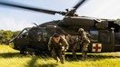 «Дашт бургути - 2018» машқларида АҚШ армиясига қарашли вертолёт экипажи тиббий эвакуация жараёнини олиб бормоқда, МакКрейди тренинг маркази, 17 август. (АҚШ армияси миллий гвардияси)