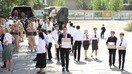 Тожикистонлик ўқувчи болалар «Русский мир» жамғармаси берган рус тили дарсликларини мактабга олиб бормоқдалар. Жамғарма томонидан Тожикистон таълим вазирлигига жами 20 минг дона рус тили дарслиги тақдим этилган. («Русский мир» жамғармаси)
