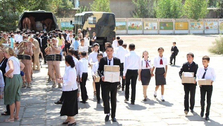 Tojikistonlik o‘quvchi bolalar “Russkiy mir” jamg‘armasi bergan rus tili darsliklarini maktabga olib bormoqdalar. Jamg‘arma tomonidan Tojikiston ta’lim vazirligiga jami 20 ming dona rus tili darsligi taqdim etilgan. (“Russkiy mir” jamg‘armasi)