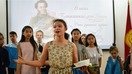Июнь ойида Бишкекда бўлиб ўтган тадбирда маҳаллий мактаб ўқувчилари рус шоири Пушкин кунини нишонламоқдалар. (Бишкекдаги Россия фан ва маданият маркази)