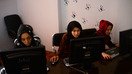 Афғонистонлик талабалар 14 июль куни Биби Сарой ўқув-мутолаа марказида компьютер сабоқларини ўрганмоқдалар. Яқинда ўтказилган сўровга кўра, афғон аёлларининг 80 фоизи мамлакатда аёллар билан вазиятни яхшилаш зарурлигини айтган. (Ҳошанг Ҳошимий/AFP)