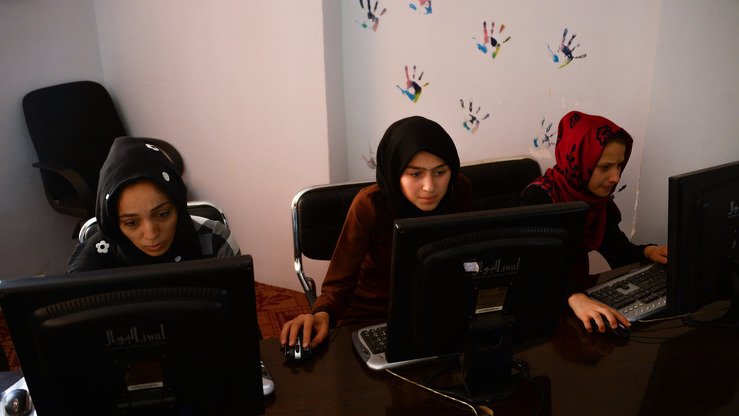 Afg‘onistonlik talabalar 14-iyul kuni Bibi Saroy o‘quv-mutolaa markazida kompyuter saboqlarini o‘rganmoqdalar. Yaqinda o‘tkazilgan so‘rovga ko‘ra, afg‘on ayollarining 80 foizi mamlakatda ayollar bilan vaziyatni yaxshilash zarurligini aytgan. (Hoshang Hoshimiy/AFP)