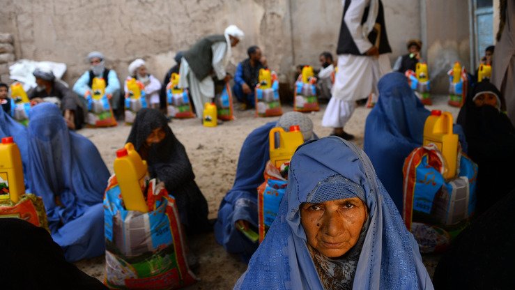 7-iyun kuni Hirot viloyatida afg‘on ayollari muqaddas Ramazon oyi munosabati bilan xayriya yordamini olishmoqda. (Hoshang Hoshimiy/AFP)