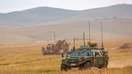 2018-yilning 11-sentabrida bo‘lib o‘tgan mashqlarda qatnashayotgan Xitoy zirhli mashinalari. Ushbu harbiy mashg‘ulotlarda Rossiyaning 300 ming askari ishtirok etgani xabar qilingan. (Rossiya Mudofaa vazirligi)