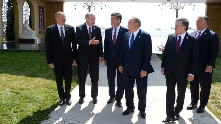 Turkiyzabon mamlakatlar prezidentlari, Cho‘lpon Ota, 3-sentabr. Chapdan o‘ngga: Ozarbayjon prezidenti Ilhom Aliyev, Turkiya prezidenti Rajab Toyib Erdog‘an, Qirg‘iziston prezidenti Sooronbay Jeenbekov va Qozog‘iston prezidenti Nursulton Nazarboyev. O‘zbekiston prezidenti Shavkat Mirziyoyev (o‘ngdan ikkinchi) va Vengriya bosh vaziri Viktor Orban (o‘ngda) tadbirda faxriy mehmon sifatida ishtirok etdilar. (Qirg‘iziston prezidenti veb-sahifasi)