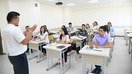 Вебстер университети инструктори университетнинг «Инглиз тилини иккинчи тил сифатида ўқитиш» магистрлик дастури талабаларини табрикламоқда, Тошкент, 5 сентябрь. (Ўзбекистон олий ва ўрта махсус таълим вазирлиги)