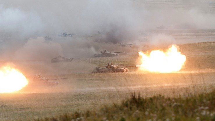 Rossiya tanklari 13-sentyabr kuni mamlakat tarixidagi eng yirik harbiy o‘quv mashg‘ulotlarda ishtirok etmoqda. (Rossiya mudofaa vazirligi)