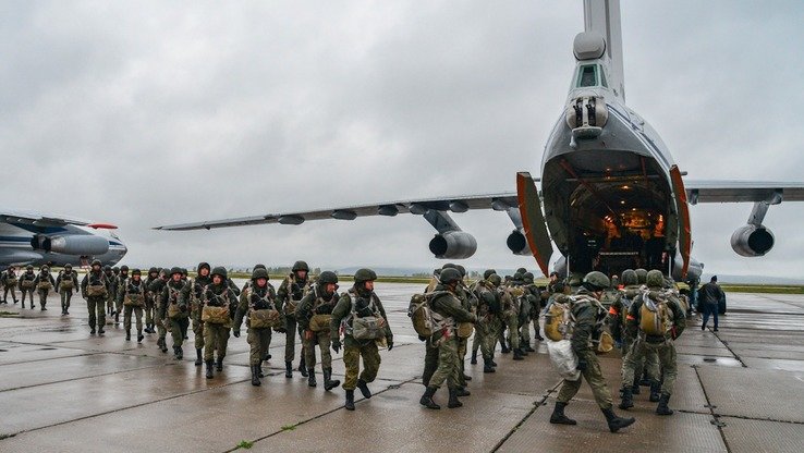 Rossiya desantchi askarlari 13-sentabr kuni tarixdagi eng yirik harbiy mashqlarga tayyorgalik ko‘rmoqda. (Rossiya mudofaa vazirligi)