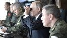 13 сентябрь куни «Восток-2018» ҳарбий машқларини бинокль орқали кузатаётган Россия президенти Владимир Путин. (Кремль)
