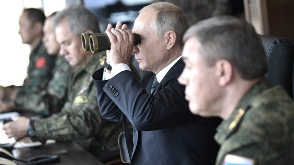 13-sentabr kuni “Vostok-2018” harbiy mashqlarini binokl orqali kuzatayotgan Rossiya prezidenti Vladimir Putin. (Kreml)