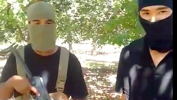 8-sentyabr kuni YouTube tarmog‘iga joylangan videolavhada niqob taqqan ikki jangari aks etgan. Ular Qozog‘iston maktablarida hijobning taqiqlanganiga qarshi o‘ch olish bilan tahdid qilganlar. (Gulnaz Razdikova olgan skrinshot)