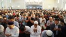 Mang‘istov viloyatidagi masjidda namoz o‘qiyotgan musulmonlar, iyul oyi. (Qozog‘iston musulmonlari diniy idorasi)