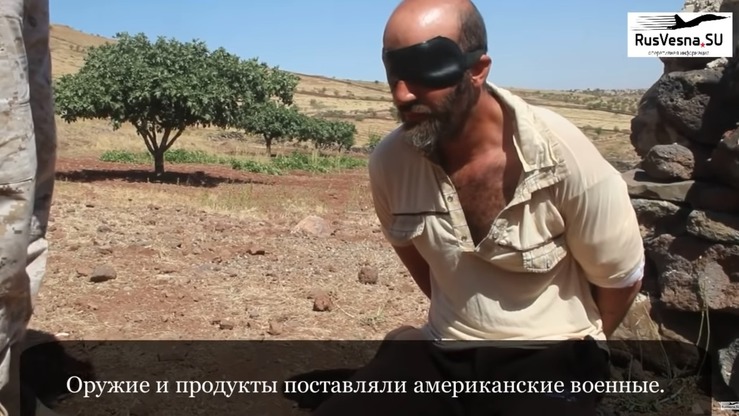 Kreml qo‘llab-quvvatlovidagi veb-saytdan olingan videolavhada “Islom davlati” jangarisi ekani aytilgan shaxsning so‘roqqa tutilayotgani ko‘rsatilgan. Taglavhada “Amerikaliklar oziq-ovqat va qurollar bilan ta’minlaganlar”, deb yozilgan. Subtitrlardagi javoblar noto‘g‘ri izohlangani yetmagandek, videoda o‘rgatib turish bilan bog‘liq holatni yashirilgan. (File)
