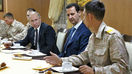 11-dekabr kuni Suriya rahbariyatining Facebook tarmog‘idagi rasmiy sahifasida e’lon qilingan tarqatma surat: Rossiya prezidenti Vladimir Putin (chapdan ikkinchi) va uning suriyalik hamkasbi Bashar Asad (o‘ngdan ikkinchi) Suriyaning Latakiya viloyatida joylashgan Xmeymimdagi Rossiya aviabazasida rossiyalik harbiy zobitlar uchrashmoqda. (Suriya rahbariyatining Facebook sahifasi/AFP)