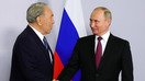 Qozog‘iston prezidenti Nursulton Nazarboyev (chapda) va Rossiya prezidenti Vladimir Putin Yevroosiyo oliy iqtisodiy kengashining majlisi oldidan qo‘l siqishmoqdalar, Sochi, 14-may. (Mixail Klimentiev/Sputnik/AFP)