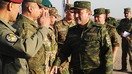 Тожикистон мудофаа вазирининг биринчи ўринбосари, мамлакат қуролли кучлари бош штаби раҳбари, генерал-лейтенант Эмомали Собирзода Чорухдайрон ҳарбий полигонида ўзбекистонлик аскарларни қарши олмоқда, Тожикистон, 17 сентябрь. (Неъматулло Мирсаидов)