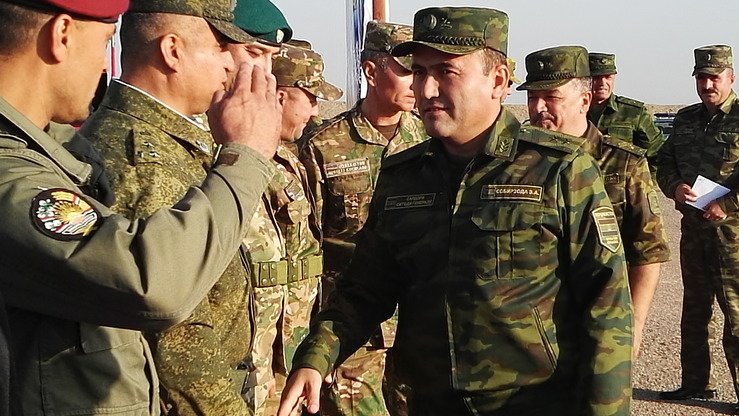 Tojikiston mudofaa vazirining birinchi o‘rinbosari, mamlakat qurolli kuchlari bosh shtabi rahbari, general-leytenant Emomali Sobirzoda Choruxdayron harbiy poligonida o‘zbekistonlik askarlarni qarshi olmoqda, Tojikiston, 17-sentabr. (Negmatullo Mirsaidov)