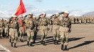 Қўшма машқлар олдидан ҳарбийча қадам ташлаб бораётган қирғиз аскарлари, Қирғизистондаги Эдельвейс машғулотлар маркази, 24 сентябрь. (Россия мудофаа вазирлиги)