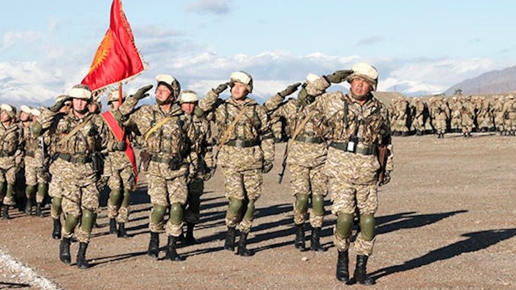 Qo‘shma mashqlar oldidan harbiycha qadam tashlab borayotgan qirg‘iz askarlari, Qirg‘izistondagi Edelveys mashg‘ulotlar markazi, 24-sentabr. (Rossiya Mudofaa vazirligi)
