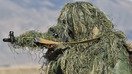 Эдельвейс машғулотлар марказида ўтган «Иссиқкўл Аксилтеррор-2018» ҳарбий машқлари давомида нишонга олаётган россиялик снайпер, Балиқчи, Қирғизистон, 26 сентябрь. (Вячеслав ОСЕЛЕДКО/AFP)