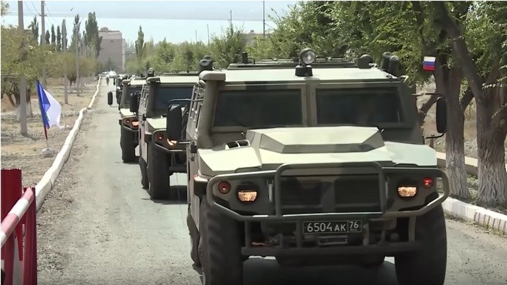 Rossiya mudofaa vazirligining videolavhasidan olingan kadrda 26-sentabr kuni Qirg‘izistondagi mashg‘ulotlarda qatnashgan Rossiya tanklari ko‘rsatilgan. (Rossiya mudofaa vazirligi/YouTube)