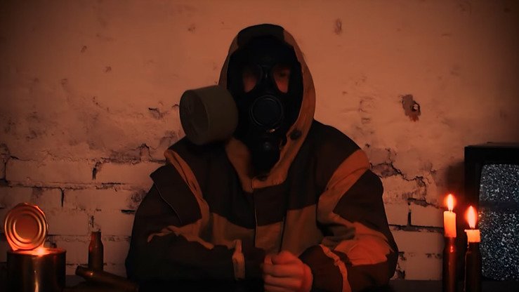8 сентябрь куни чоп этилган «арзон» видеолавҳада ниқоб таққан бошловчи Карвонсарой нашри фаолиятини қоралашга уринган. YouTube фойдаланувчилари эса уни Россия ташвиқотчиси дея мазах қилганлар. (Файл)
