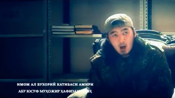 Suriyadagi o‘zbek jangari guruhi – imom Buxoriy jamoatining yetakchisi ishtirokidagi videolavhadan olindan kadr. Yaqinda qabul qilingan qonun bu kabi ekstremistik ruhdagi saytlarning hukumat tarafidan bloklanishini osonlashtirgan. (File)