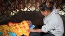 Ota-onasi Rossiyaga jo‘nab ketgan, qarindoshlari qaramog‘ida qolgan bolalar shafqatsiz munosabat va zo‘ravonliklar oldida himoyasiz qolmoqdalar. UNICEF ma’lumotlariga ko‘ra, Qirg‘izistonda 17 yoshdan kichik bolalarning 11 foizi – ota-onasi xorijga ishlashga ketgan migrantlarning farzandlari. (UNICEF)
