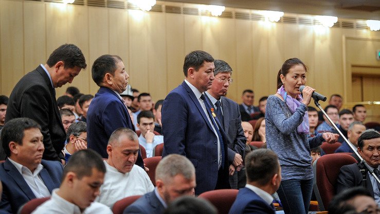Rossiyadagi qirg‘iz diasporasi a’zolari o‘sha vaqtdagi bosh vazir Sapar Isakovga (suratda ko‘rsatilmagan) o‘z muammolarini bayon qilmoqdalar, Moskva, 30-sentabr, 2017-yil. (Qirg‘iziston hukumati matbuot xizmati)