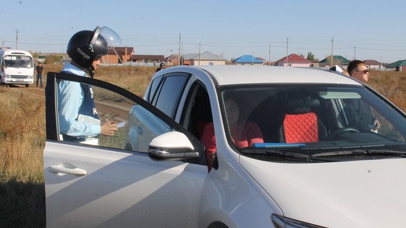 An actress plays a suspected human trafficker in an exercise in Koshi September 27. She refuses to leave her vehicle and attempts to assert her innocence to a police officer.[Aydar Ashimov]