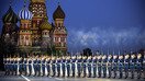 Rossiyaning faxriy qorovuli “Spasskaya minorasi” xalqaro harbiy va musiqa festivalidagi chiqishi chog‘ida, 24-avgust, Moskva. Afg‘onistonlik tahlilchilarning so‘zlariga ko‘ra, Moskva Afg‘oniston bo‘yicha tinchlik anjumanini o‘z maqsadlarini ko‘zlab o‘tkazmoqchi. (Aleksandr Nemenov/AFP)