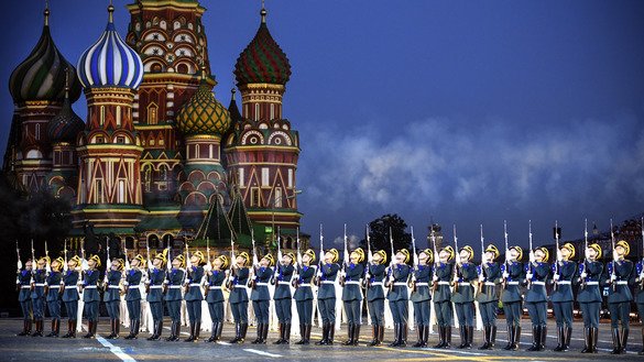 Rossiyaning faxriy qorovuli “Spasskaya minorasi” xalqaro harbiy va musiqa festivalidagi chiqishi chog‘ida, 24-avgust, Moskva. Afg‘onistonlik tahlilchilarning so‘zlariga ko‘ra, Moskva Afg‘oniston bo‘yicha tinchlik anjumanini o‘z maqsadlarini ko‘zlab o‘tkazmoqchi. (Aleksandr Nemenov/AFP)