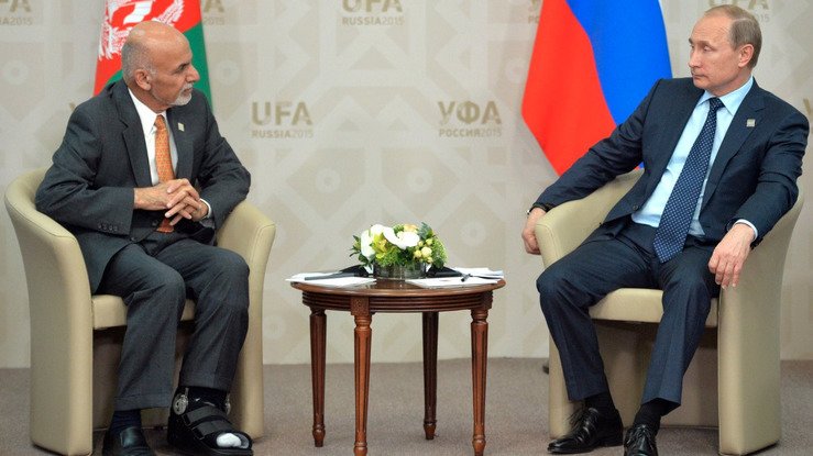 Afg‘oniston prezidenti Ashraf G‘ani Rossiya prezidenti Vladimir Putin bilan uchrashmoqda, 2015-yil, Ufa, Rossiya. (Kreml)