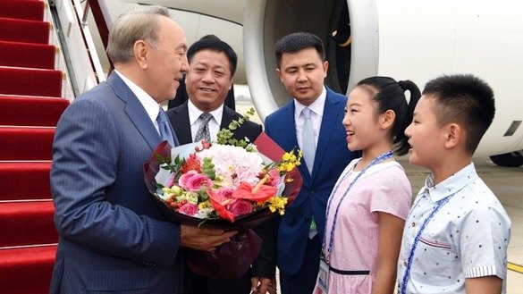 Қозоғистон Президенти Нурсултон Назарбоев июнь ойида ишчи ташриф билан Хитойнинг Синдао шаҳрига келди. (Қозоғистон президентининг матбуот хизмати)