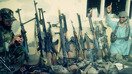 Фарёб вилоятида Афғонистон қуролли кучларидан мусодара қилинган қуроллар билан суратга тушган «Имом Бухорий катибаси» жангариси, 20 сентябрь куни Telegram орқали тарқатилган фотосурат. (Файл)