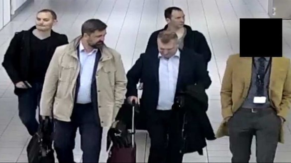 Rossiya harbiy razvedkasining josuslari deb gumon qilingan to‘rt nafar shaxs, 10-aprel, Amsterdam (Niderlandiya). Taxminlarga ko‘ra, Kimyoviy qurollarni taqiqlash tashkilotiga (KQTT) xakerlik hujumi uyushtirishga uringanlari uchun Daniya hukumati ularni mamlakatdan chiqarib yuborgan. (Niderlandiya mudofaa vazirligi)