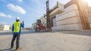 Qozog‘istonda iqtisodiy o‘sishni qo‘llab-quvvatlash AQSH yangi bosh konsulining ustuvor vazifasi bo‘lishi kutilmoqda. Chimkent transport va logistika markazida konteyner olib o‘tilishini kuzatayotgan ishchi, may oyida olingan surat. (TLC matbout xizmati taqdim etgan surat)