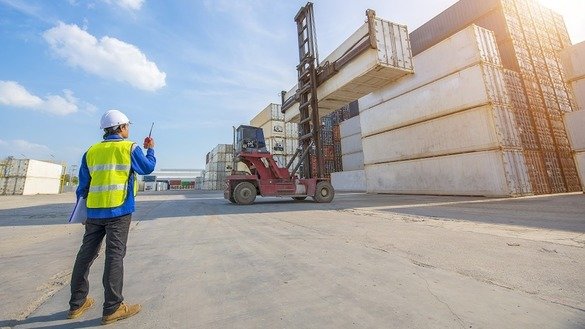 Qozog‘istonda iqtisodiy o‘sishni qo‘llab-quvvatlash AQSH yangi bosh konsulining ustuvor vazifasi bo‘lishi kutilmoqda. Chimkent transport va logistika markazida konteyner olib o‘tilishini kuzatayotgan ishchi, may oyida olingan surat. (TLC matbout xizmati taqdim etgan surat)