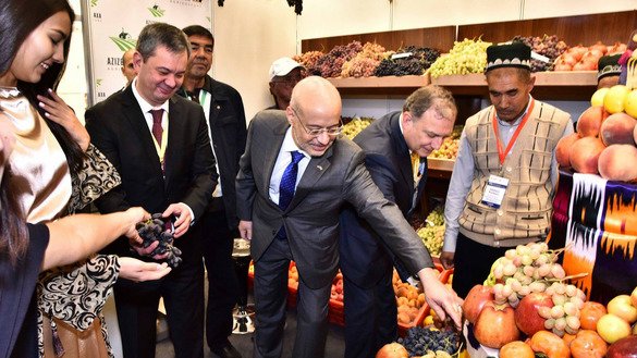 AQSH elchixonasining muvaqqat ishlari vakili Alan Meltser Markaziy Osiyo savdo forumi ko‘rgazmasini koʻzdan kechirmoqda, Toshkent, 17-oktabr. (USAID)
