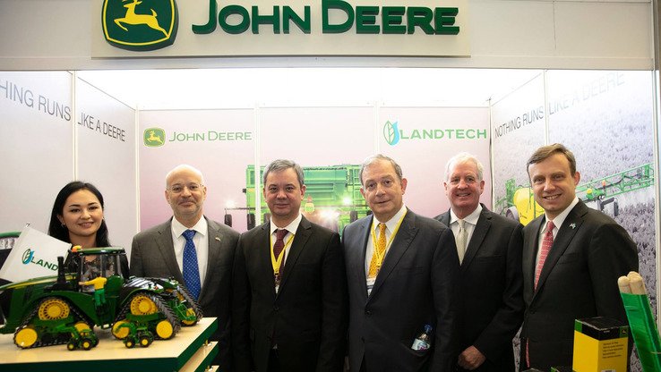 Forumda AQSHning qishloq xo‘jalik uskunalarni ishlab chiqaruvchi “John Deere” kompaniyasi o‘z mahsulotlarini namoyish etdi. (USAID)