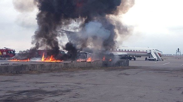 17 октябрь куни Олмаота халқаро аэропортидаги машқларда шартли террорчилар билан отишма чоғида ёниб кетган транспорт воситасидан ҳавога тутун кўтарилмоқда. (Олмаота халқаро аэропорти)