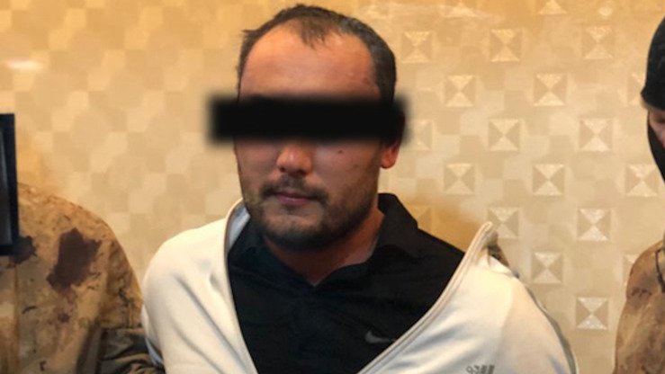 Террорчилик фаолиятини олиб боришда гумон қилинган Қозоғистон фуқароси Йўлдош Куншугаров Туркиядан экстрадиция қилинган эди. Бу суратда унинг 2018 йил 16 октябрда Атирауга етиб келгани кўрсатилган. (КНБ)