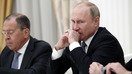Rossiya prezidenti Vladimir Putin (oʻngda) bosh vazir Sergey Lavrov bilan Kremlda AQSH Milliy xavfsizlik maslahatchisi Jon Boltonni (suratda koʻrsatilmagan) qarshi olmoqda, 23-oktabr, 2018-yil, Moskva. (Maksim SHIPENKOV / POOL / AFP)